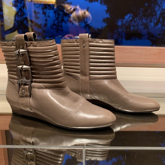 Seven for All ManKind Booties - Picture 2 of 5